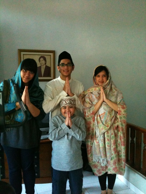 Afgansyah Reza z rodziną na zdjęciu
  